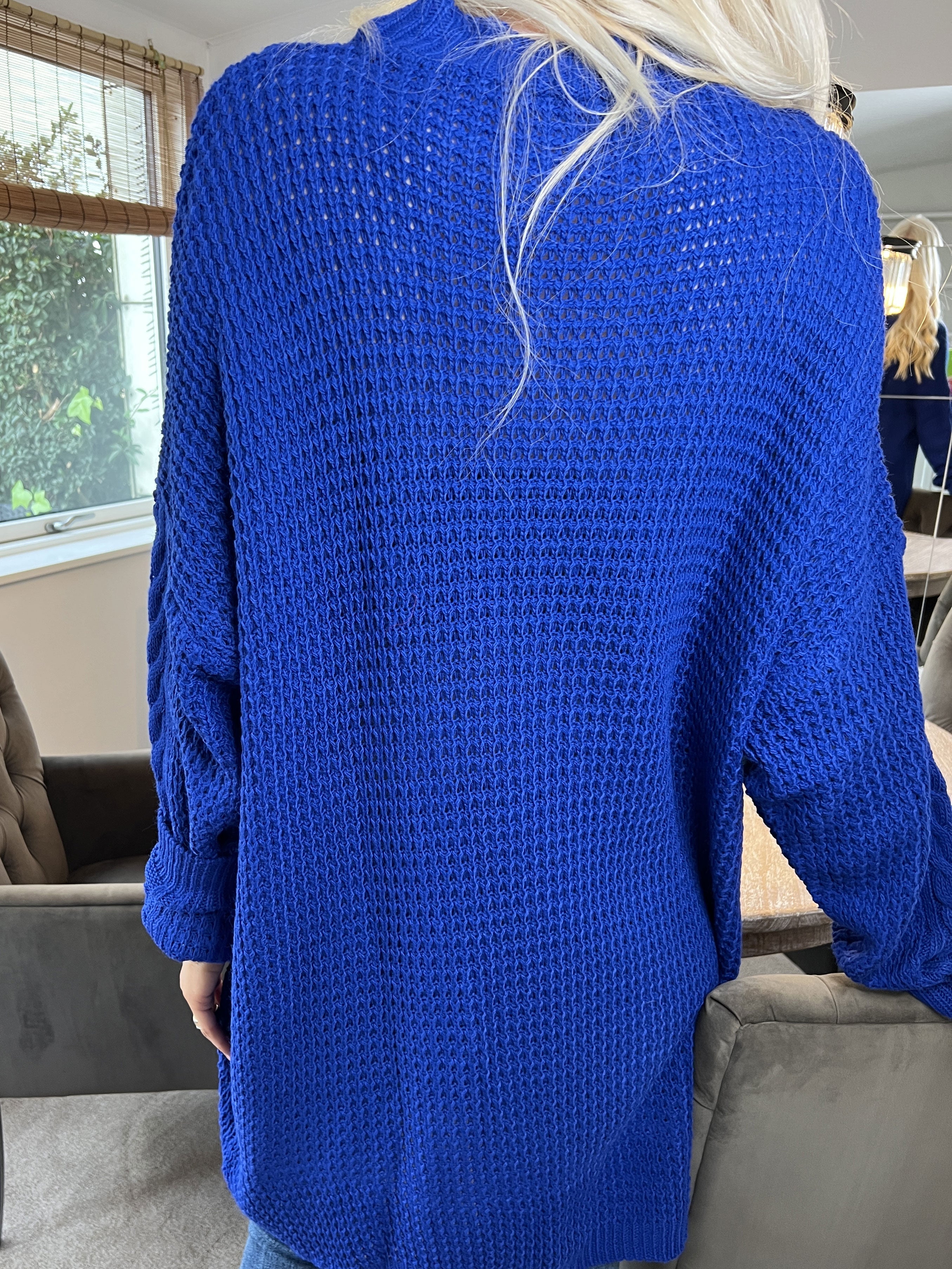 Lalisa - Söt stickad klänning med kabelstickning och volanger